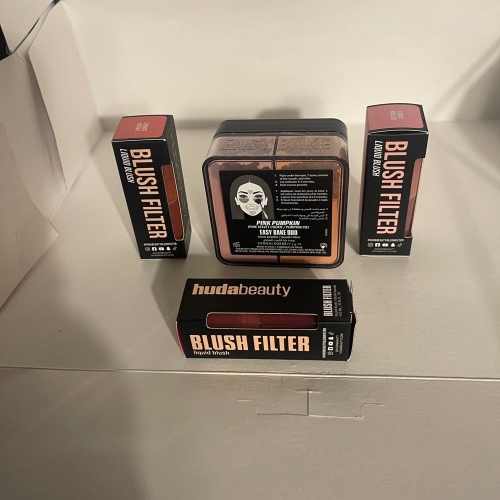 HUDA BEAUTY Blush Filter Collection - Pink and Black